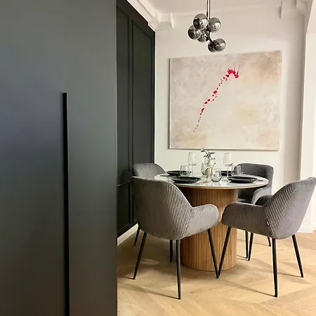 Daire Luxury Modern With Balcony - Near Center *